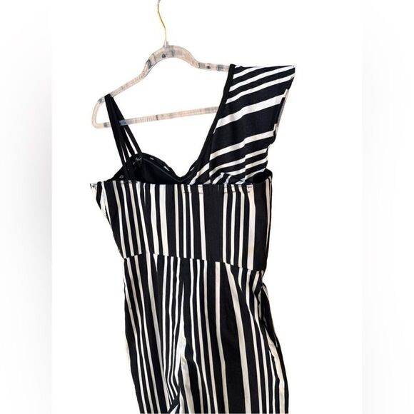 Alice + Olivia Black & White One Shoulder Capri Romper Ruffle detail Size 4 - Picture 6 of 8